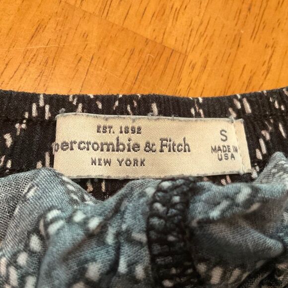 Abercrombie & Fitch navy geometric print ruffle hem shorts S - Picture 4 of 4